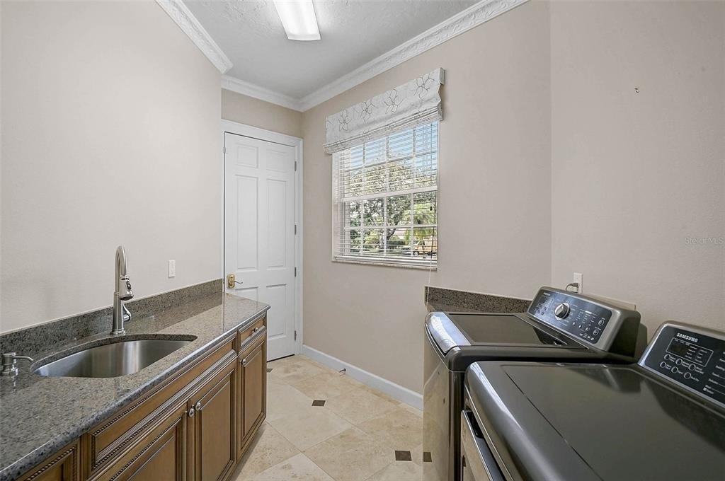 852 Macewen Drive - Photo 37