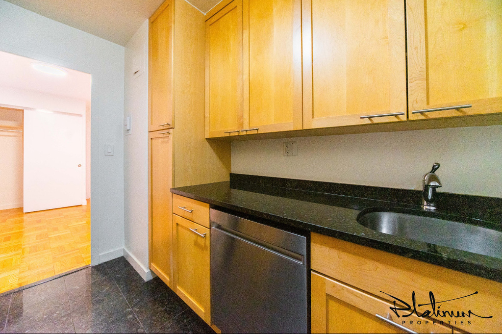 4th Avenue - Photo 5