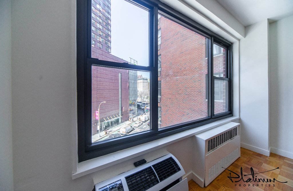 4th Avenue - Photo 4