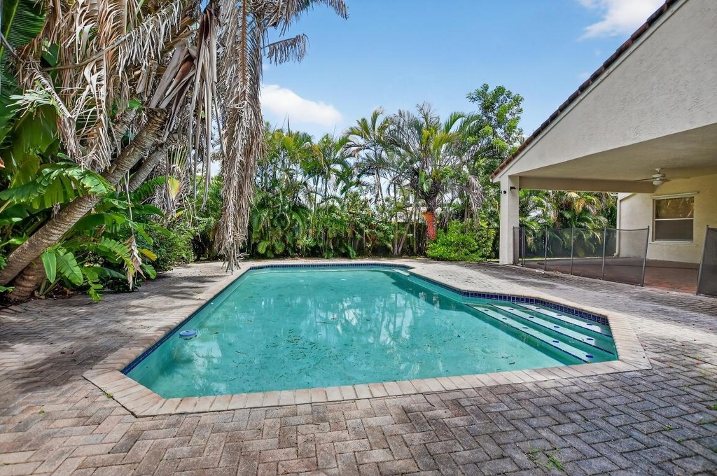 3511 Nw 4th Avenue - Photo 2