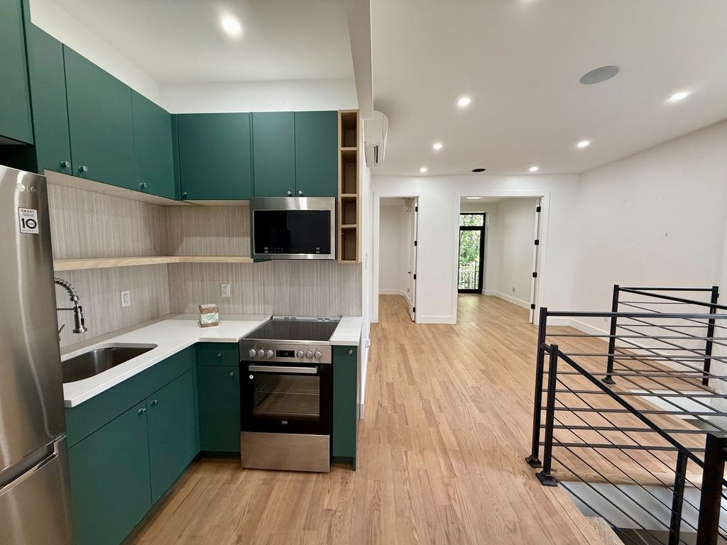 1023 Putnam Avenue - Photo 0