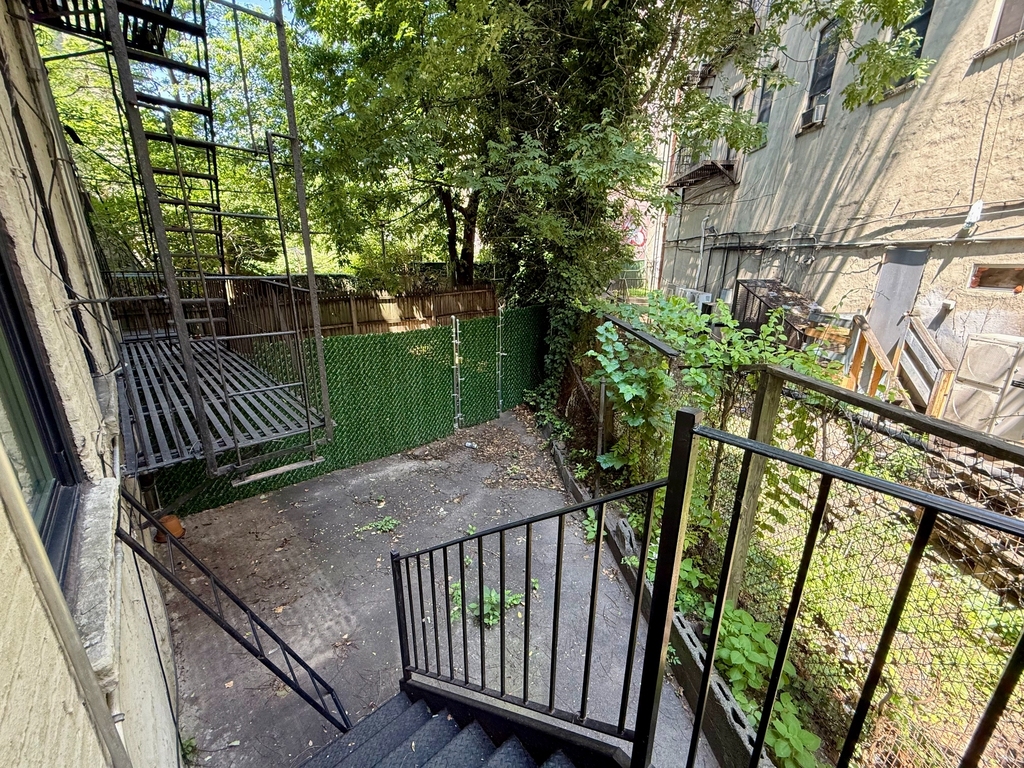 1023 Putnam Avenue - Photo 3