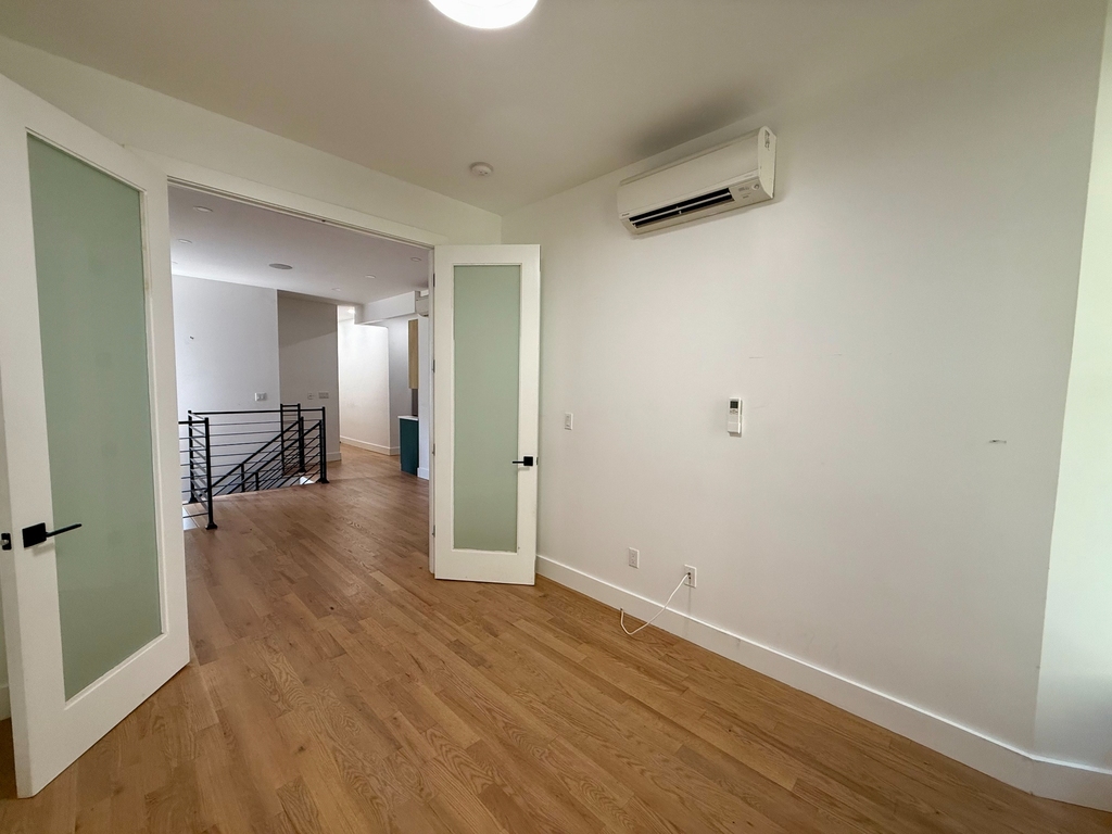 1023 Putnam Avenue - Photo 4
