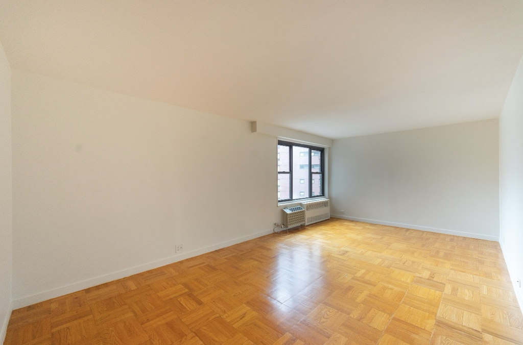  4th Avenue - Photo 0