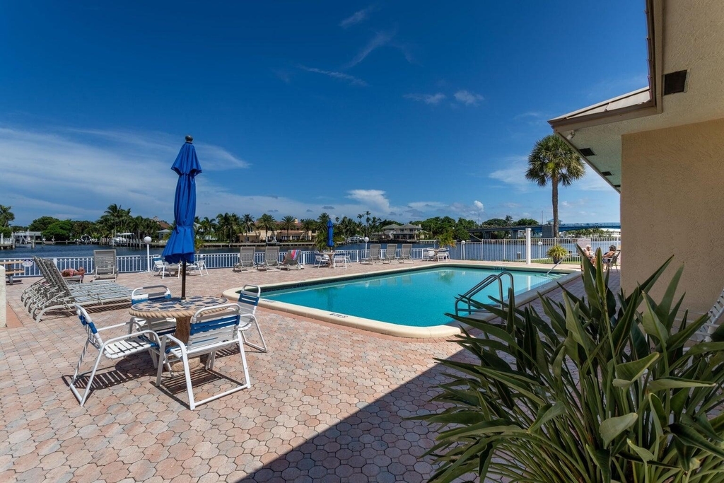 640 Snug Harbor Drive - Photo 18