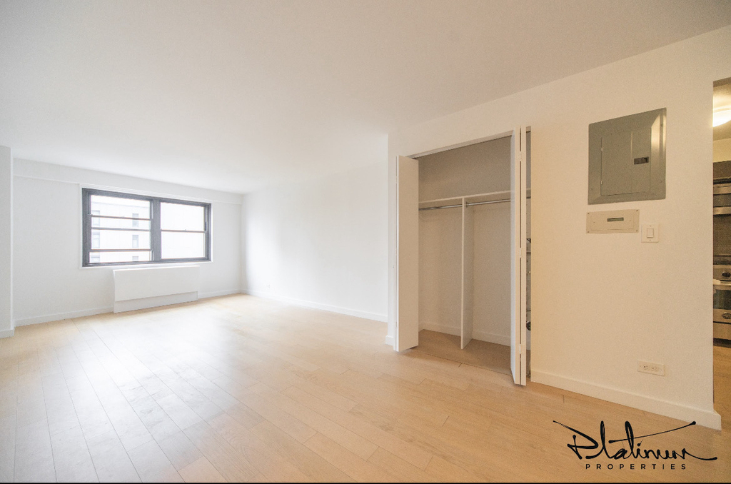East 39th Street - Photo 0