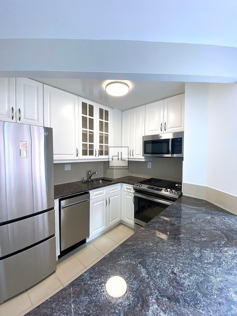 Second Avenue - Photo 1