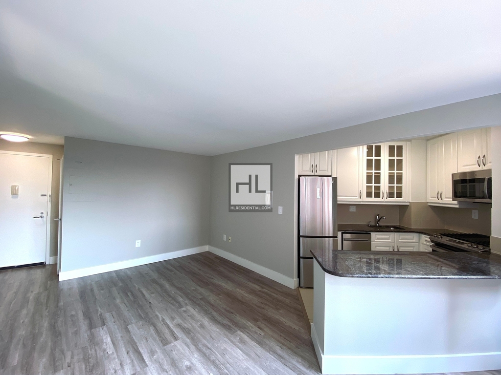 Second Avenue - Photo 2