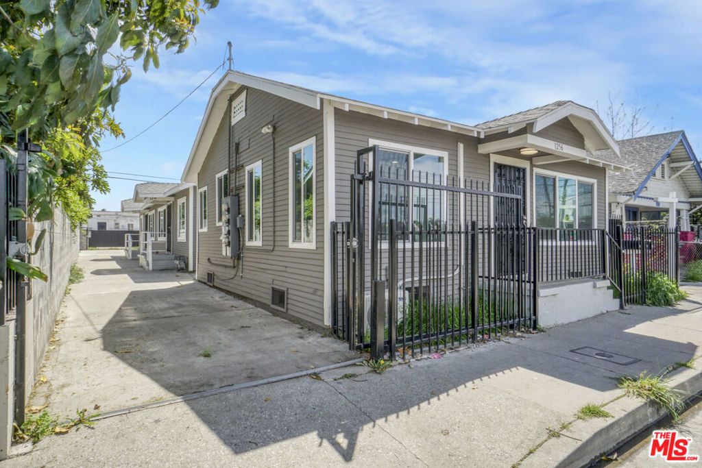 1254 1/2 Exposition Boulevard - Photo 2