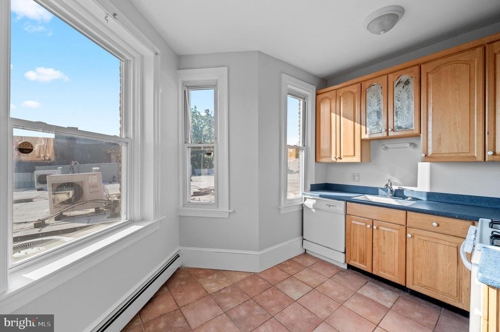 834 W Lancaster Avenue - Photo 2