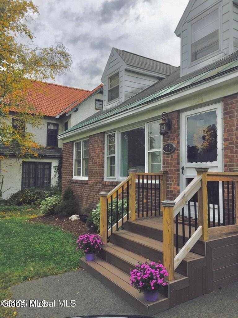 718 Western Avenue - Photo 0