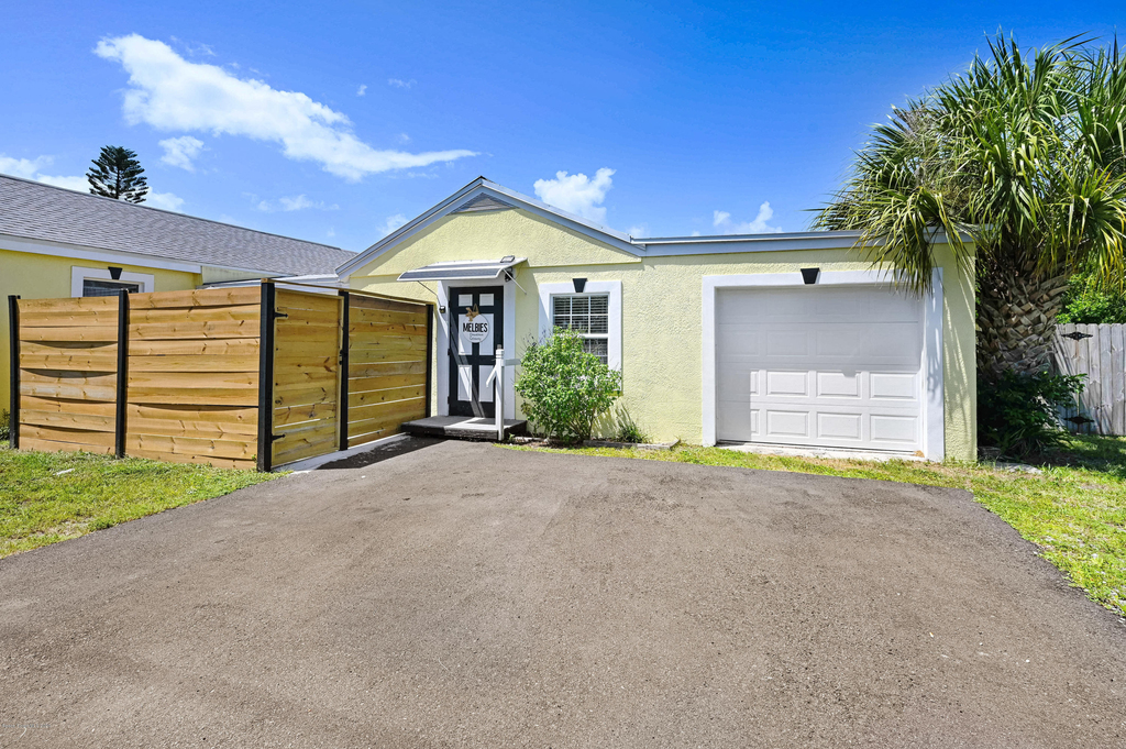 1704 Oak Street - Photo 0