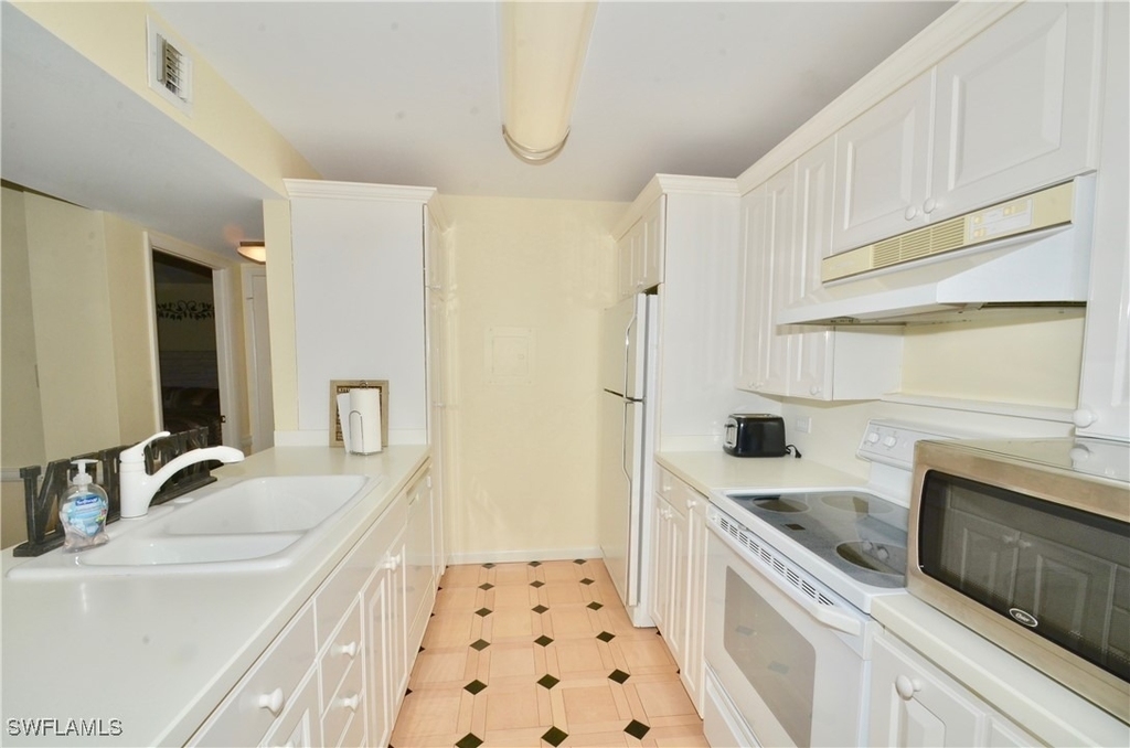 555 Park Shore Drive - Photo 1