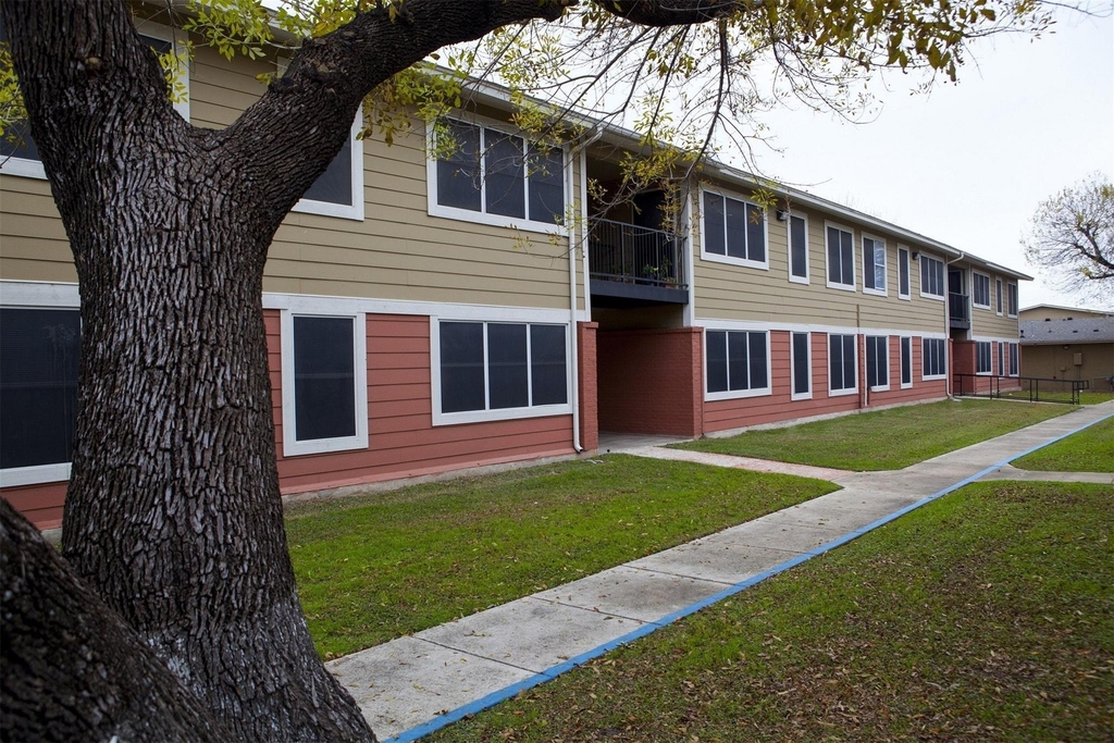 5635 W W Cesar E Chavez Blvd - Photo 1