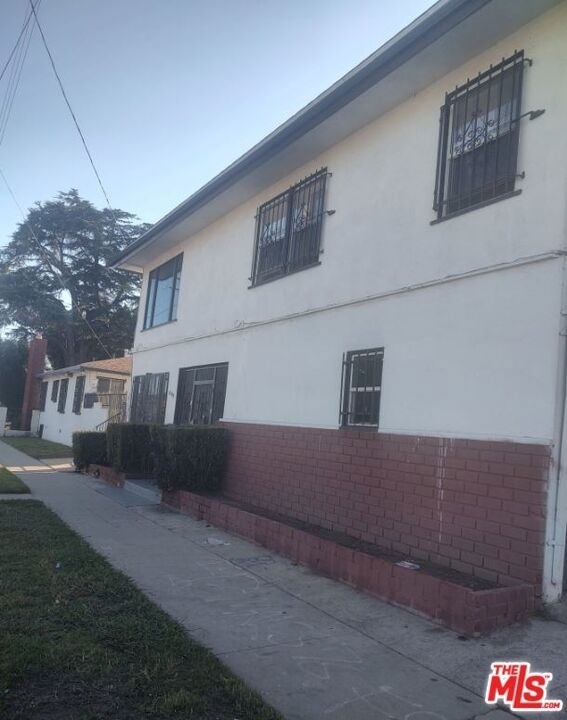859 E 87th Place - Photo 4