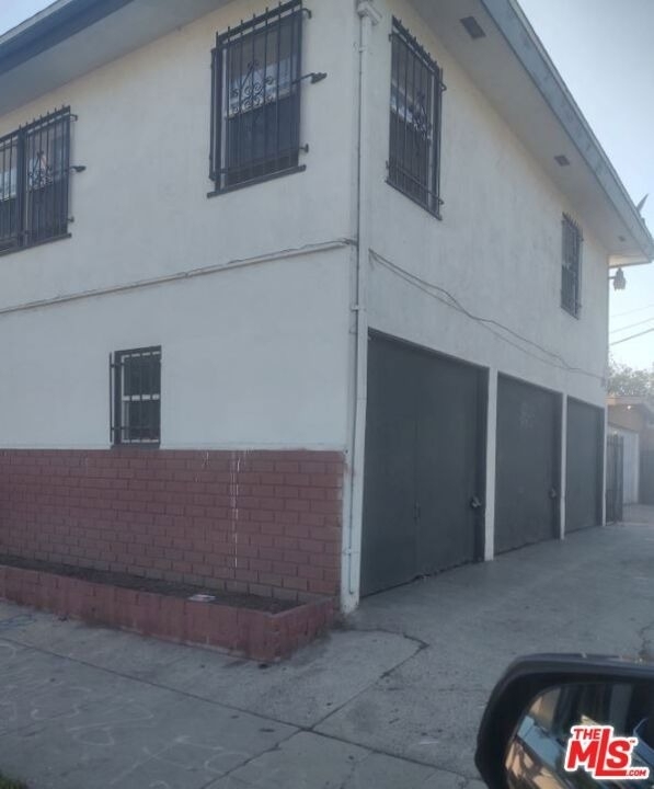 859 E 87th Place - Photo 3