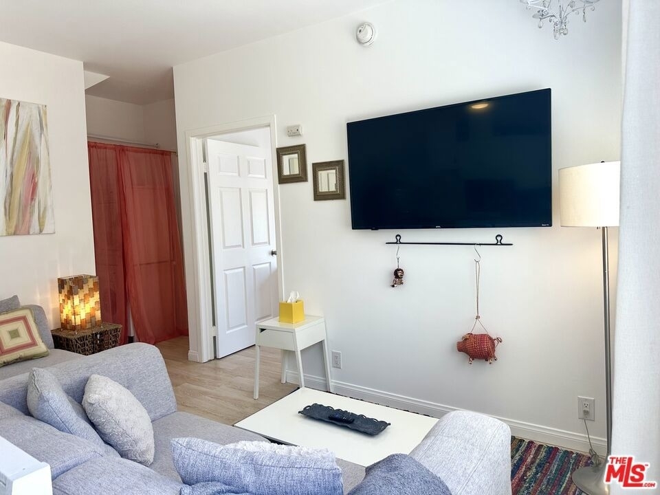 1210 1/2 S Stanley Avenue - Photo 4
