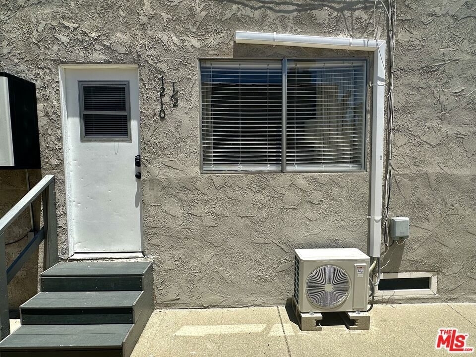 1210 1/2 S Stanley Avenue - Photo 30