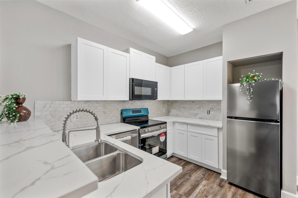 2626 Holly Hall - Photo 8