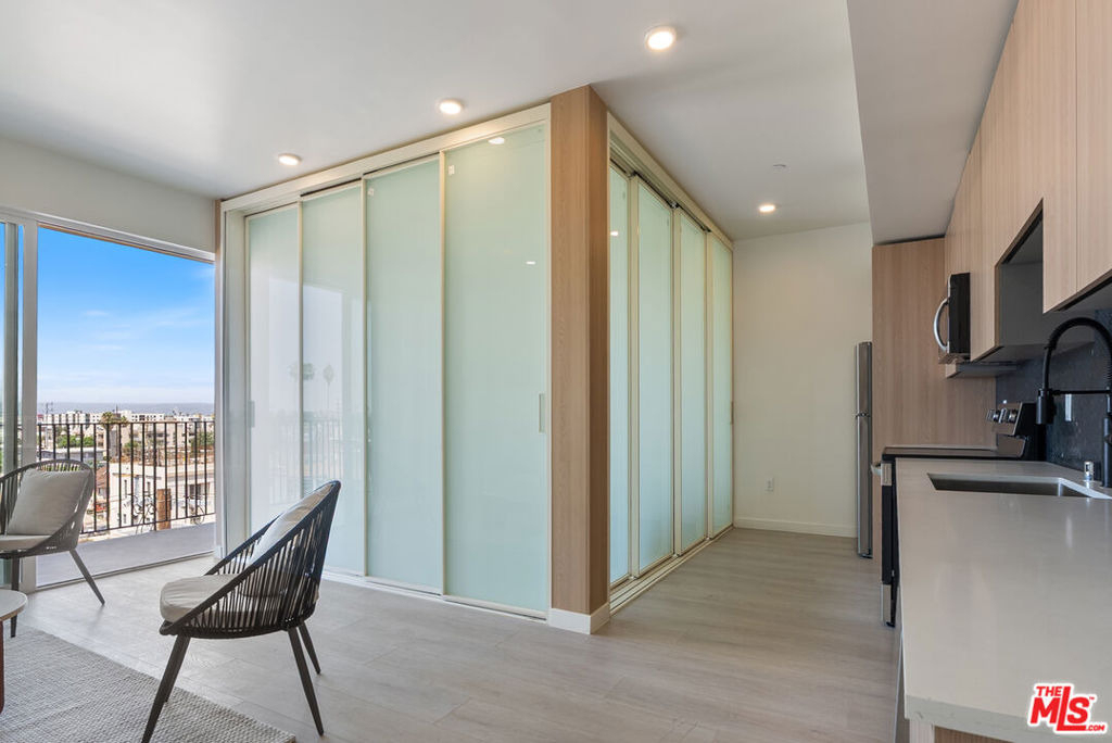 1124 S Normandie Avenue - Photo 4