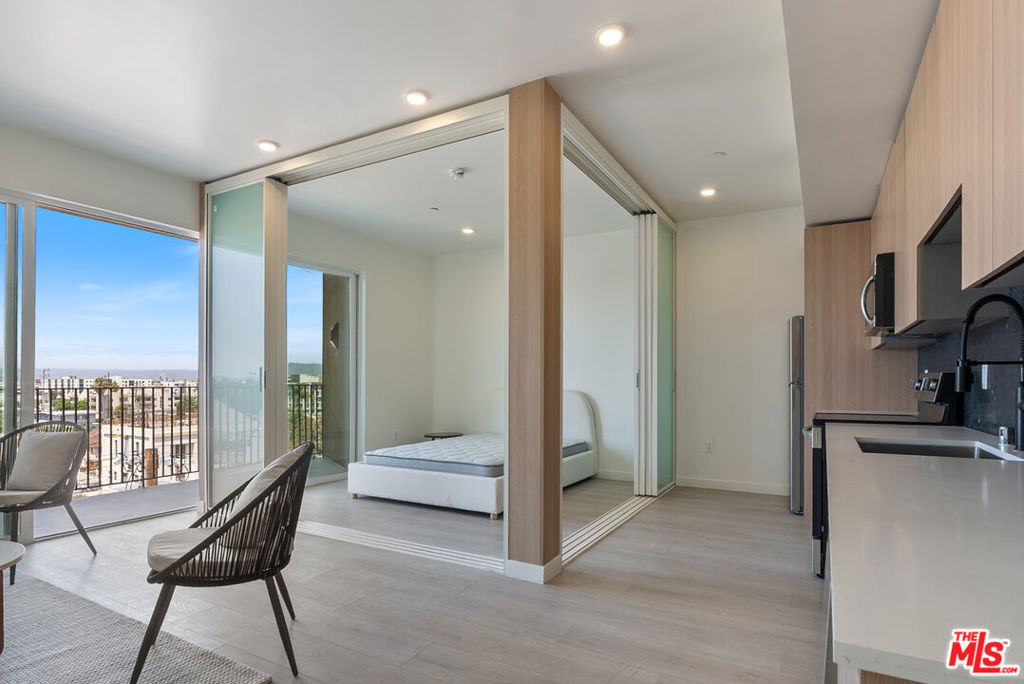 1124 S Normandie Avenue - Photo 3