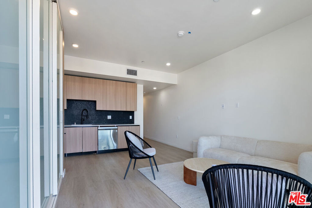 1124 S Normandie Avenue - Photo 9