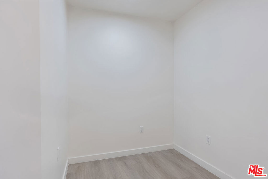1124 S Normandie Avenue - Photo 11