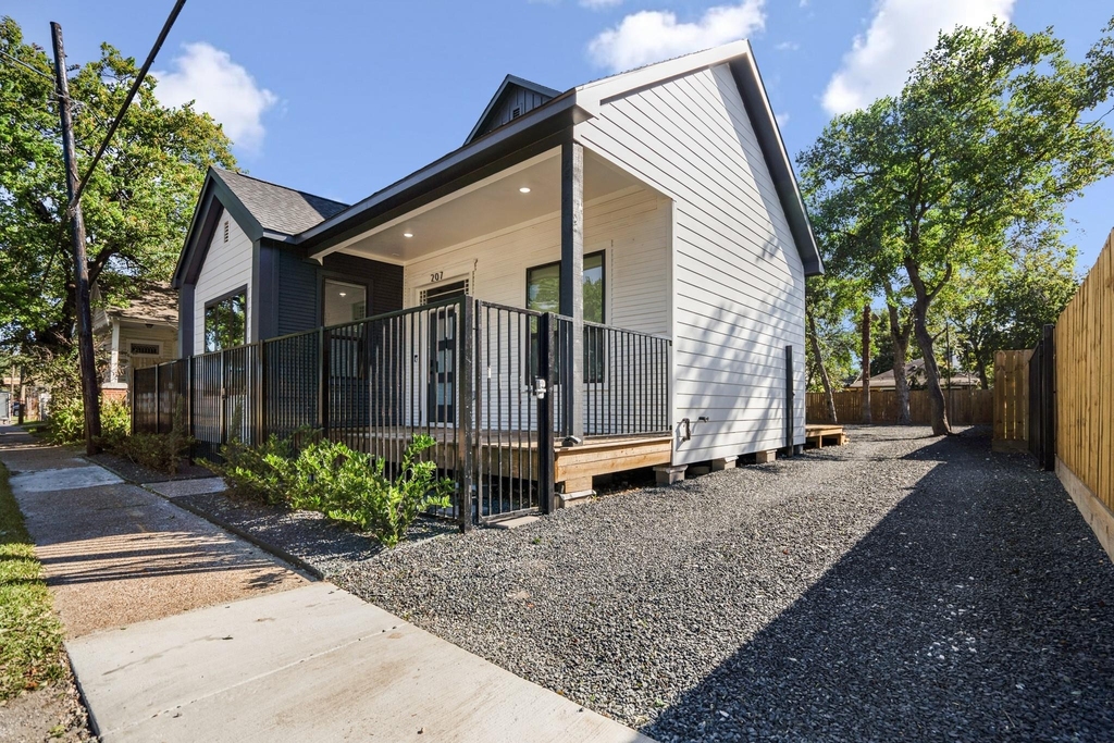 207 Lockwood Drive - Photo 2