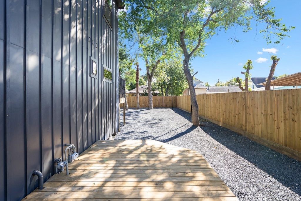 207 Lockwood Drive - Photo 5
