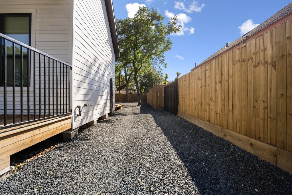 207 Lockwood Drive - Photo 4
