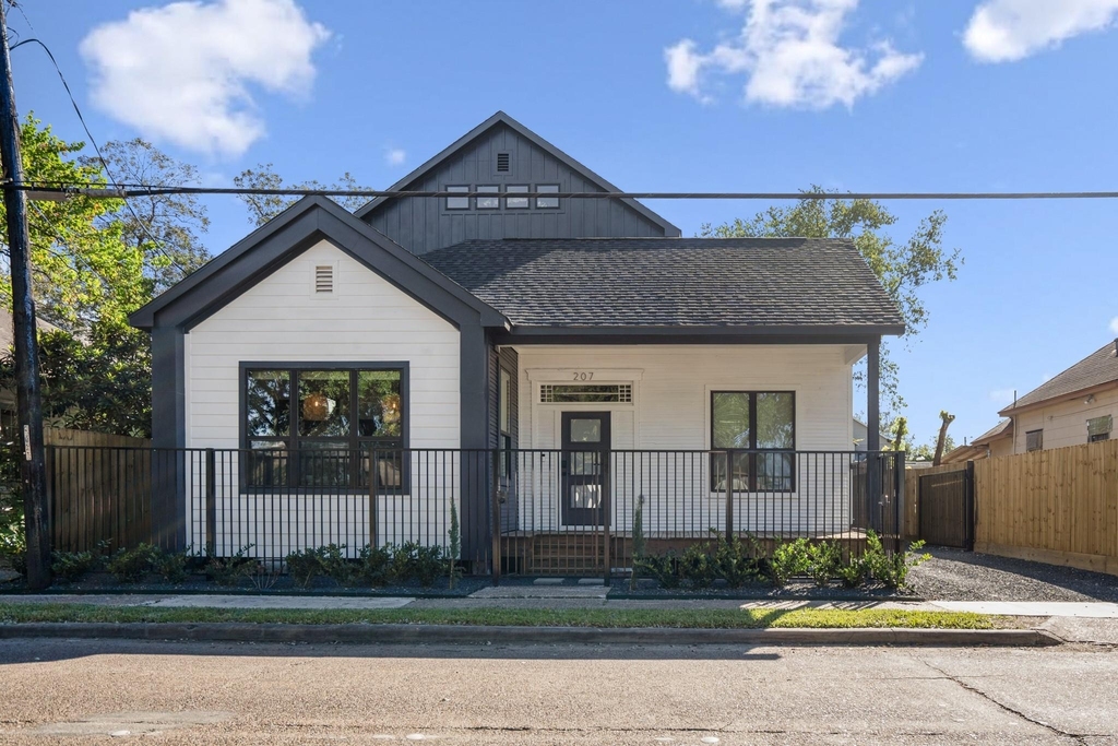 207 Lockwood Drive - Photo 0