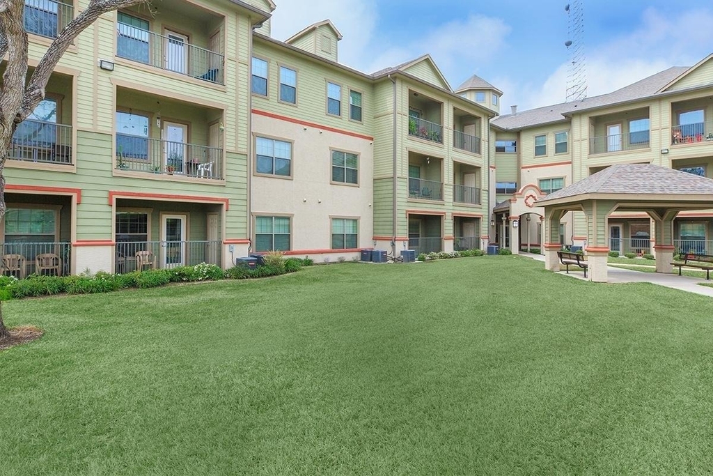 200 W Yoakum Ave Avenue - Photo 1