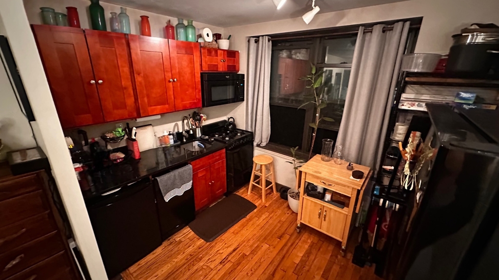 424 East 14th Street - Photo 9