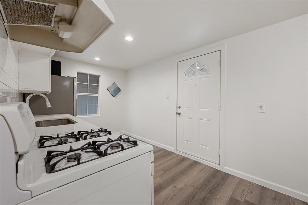 901 Valdez St - Photo 4