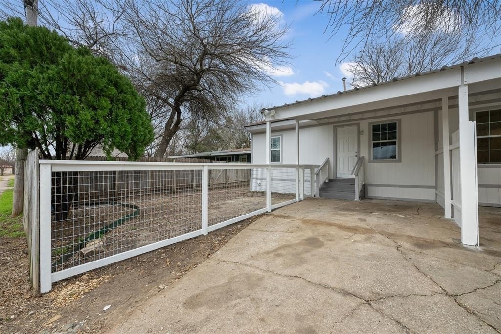 901 Valdez St - Photo 2