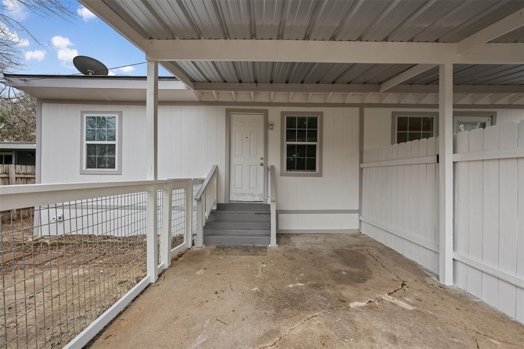 901 Valdez St - Photo 1