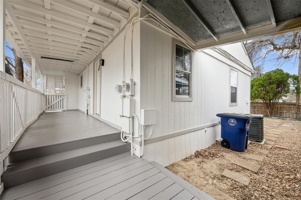 901 Valdez St - Photo 10