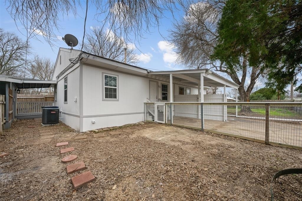 901 Valdez St - Photo 0