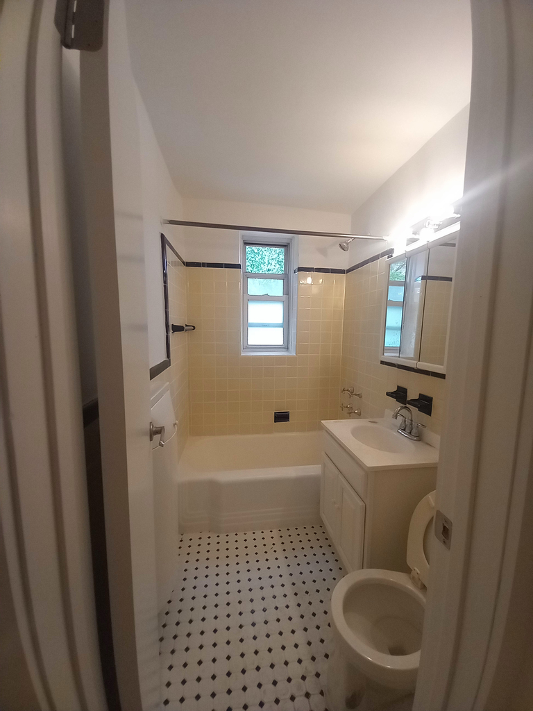 915 East 17th Street - Photo 3