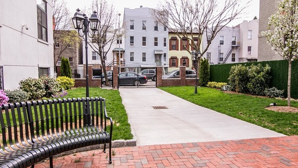 100 Dupont Street - Photo 2