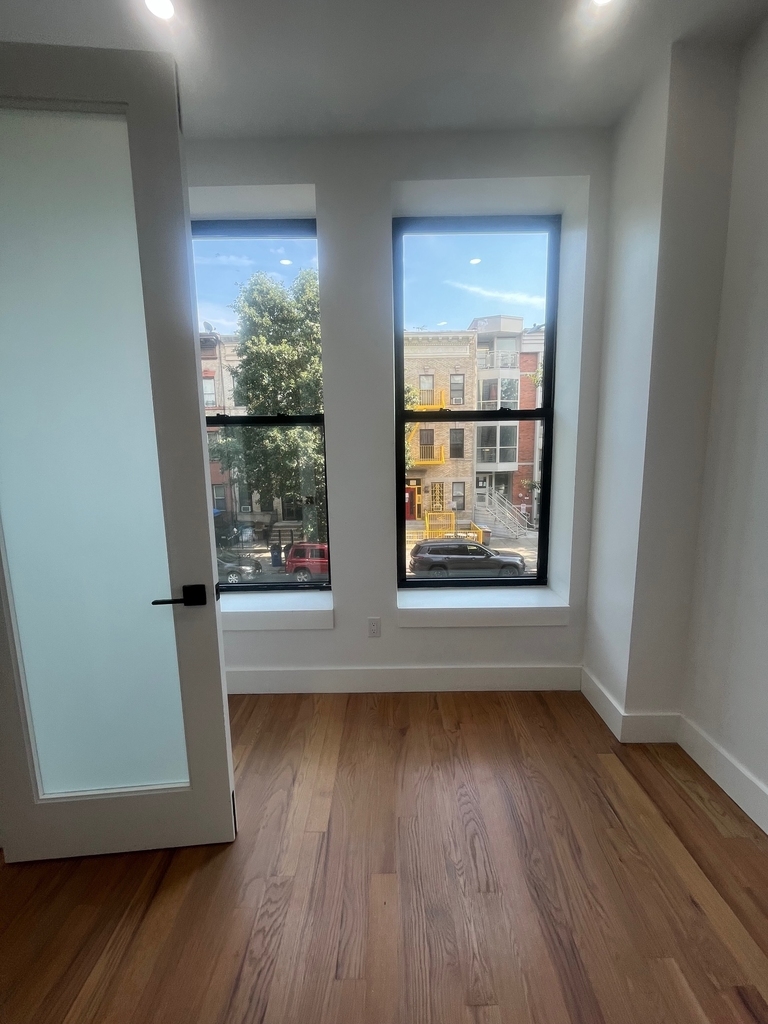 1027 Putnam Avenue - Photo 2