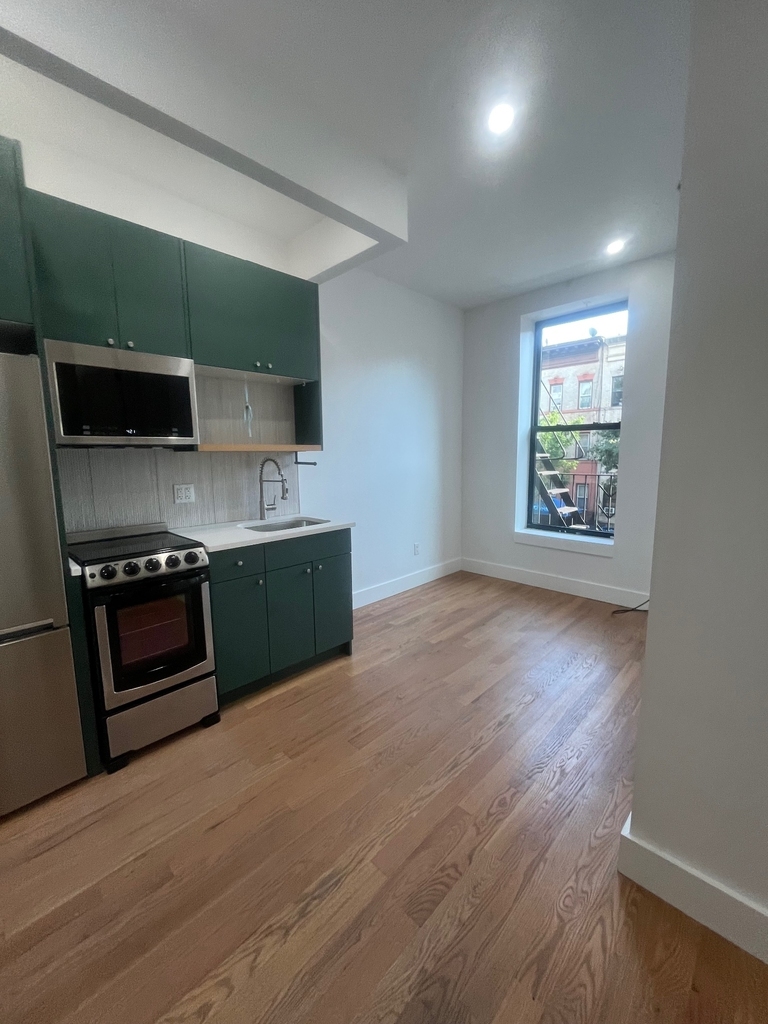 1027 Putnam Avenue - Photo 0