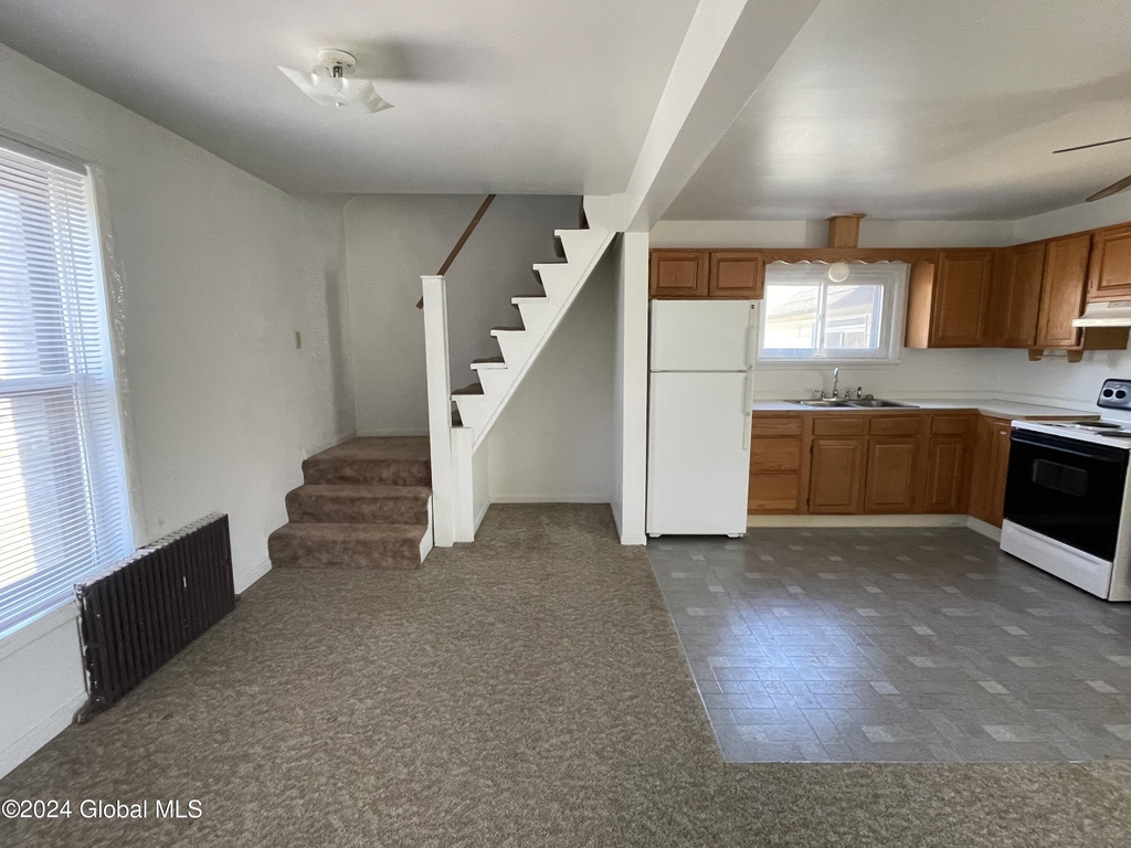 524 Maple Avenue - Photo 2