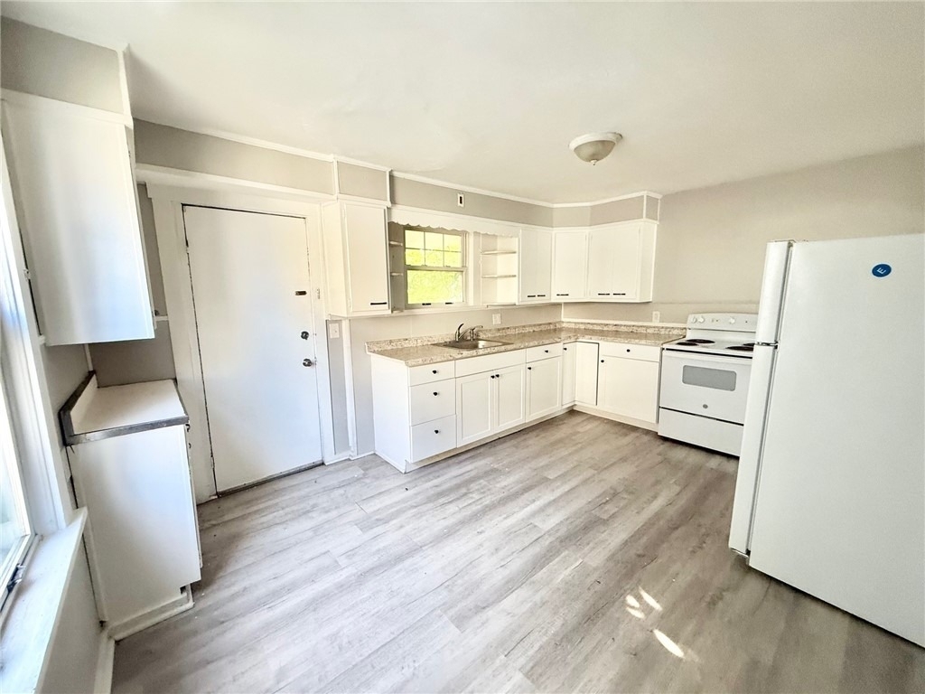 927 Vankirk St - Photo 2