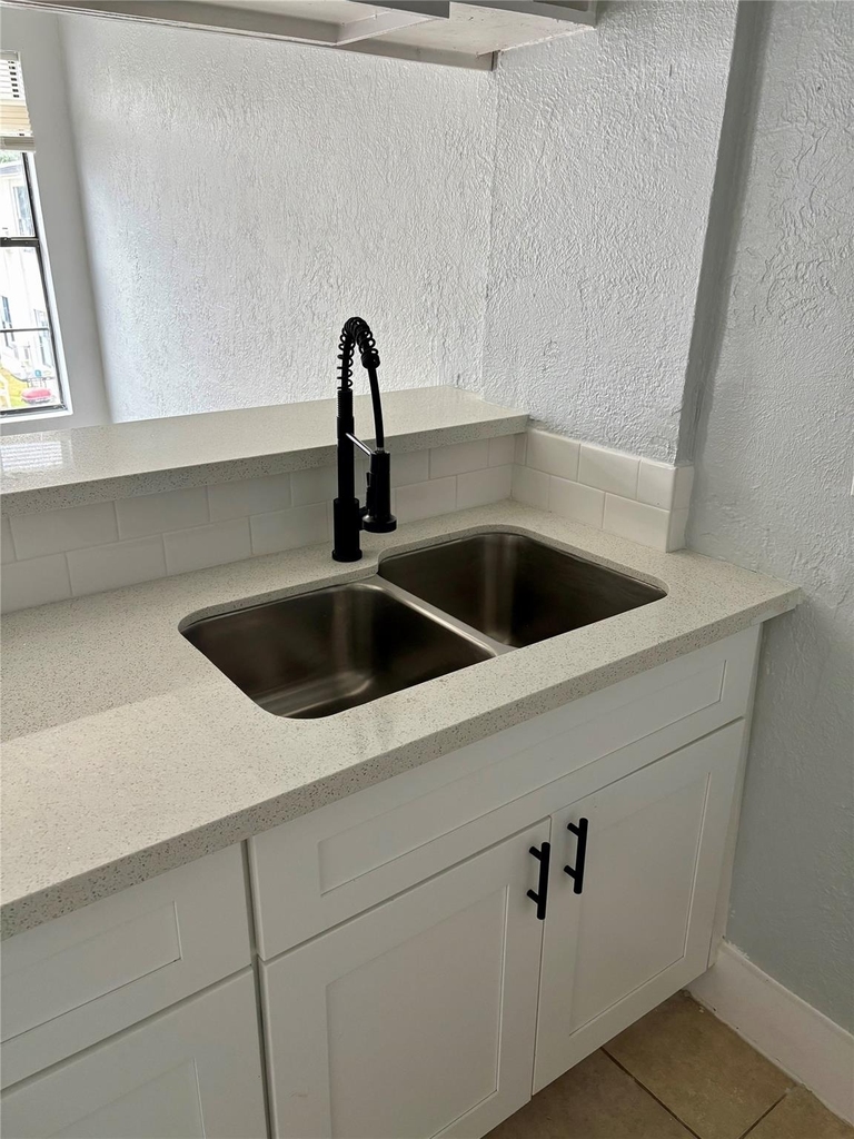 1125 Ann Street - Photo 10