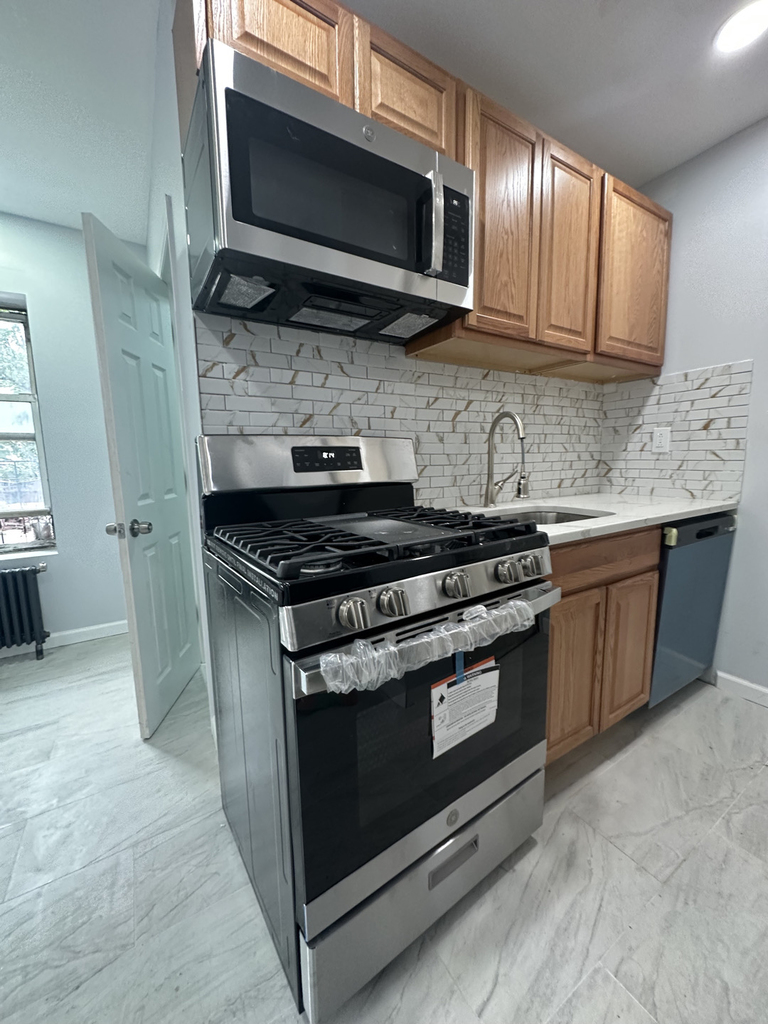 585 Knickerbocker Avenue - Photo 2