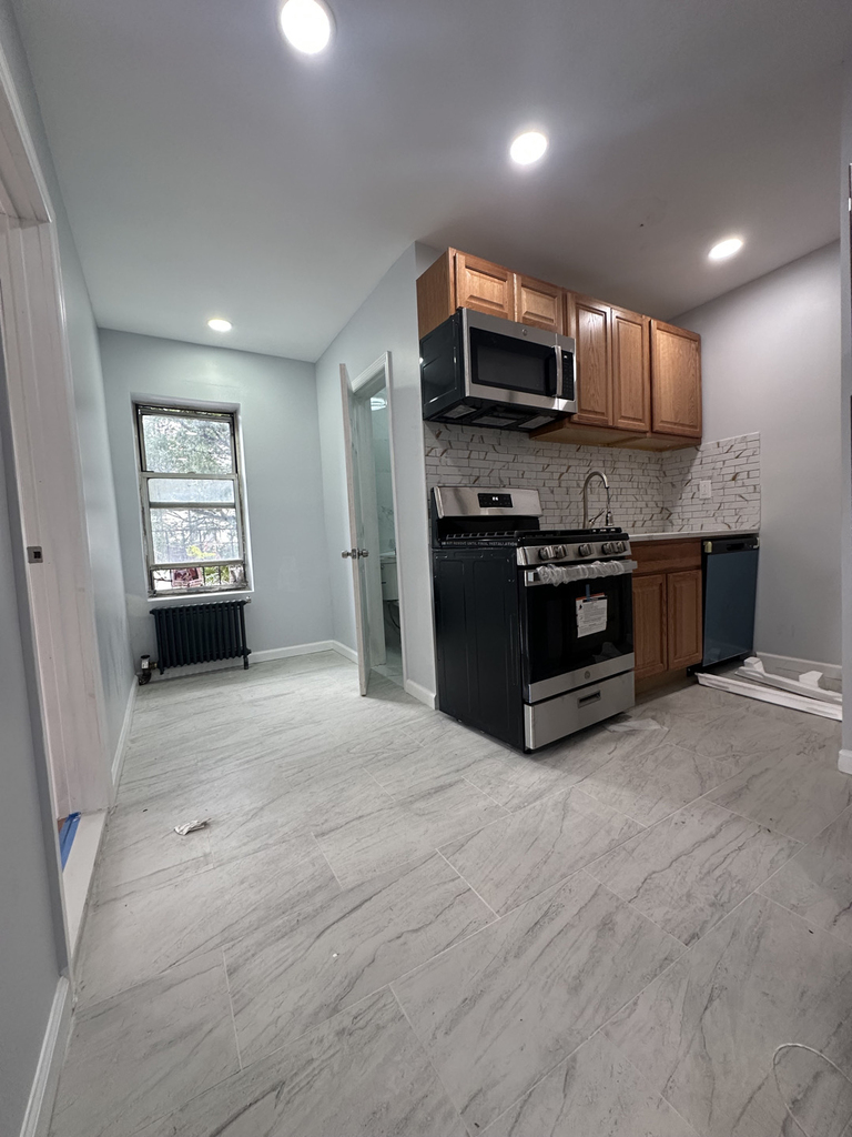 585 Knickerbocker Avenue - Photo 1