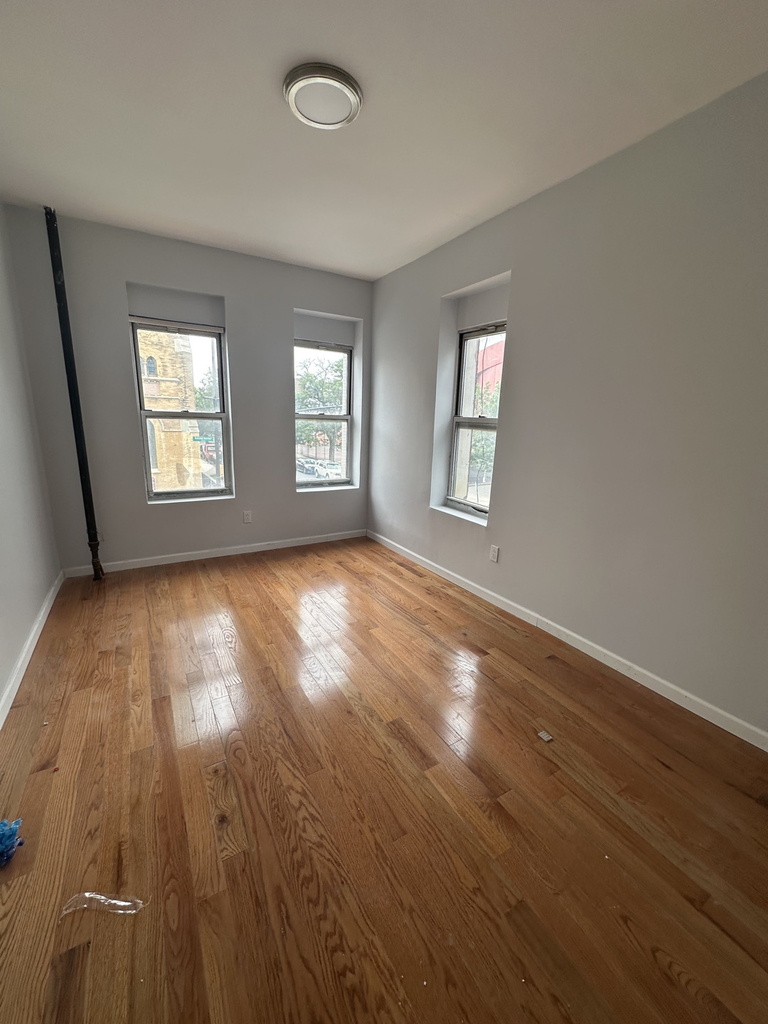 585 Knickerbocker Avenue - Photo 0