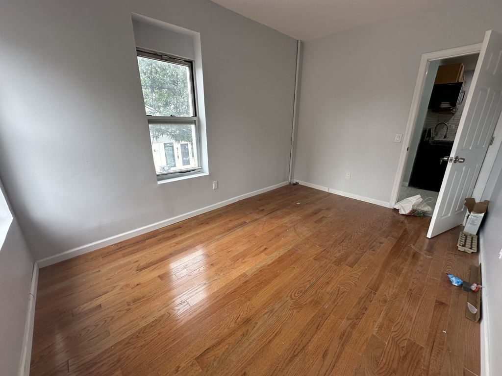 585 Knickerbocker Avenue - Photo 3