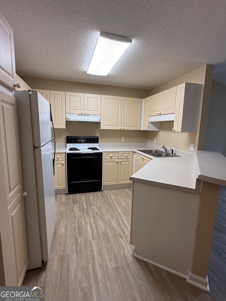 320 Ridgewood Avenue - Photo 3